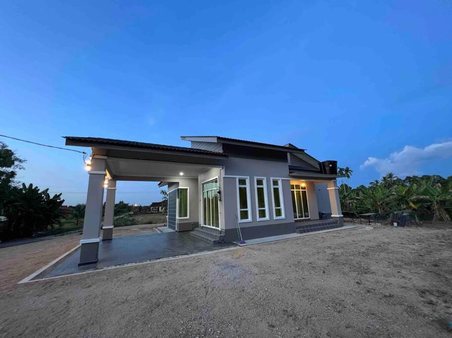 Majestic Homestay - ปาเซร์ปูเตะห์ ภายนอก รูปภาพ