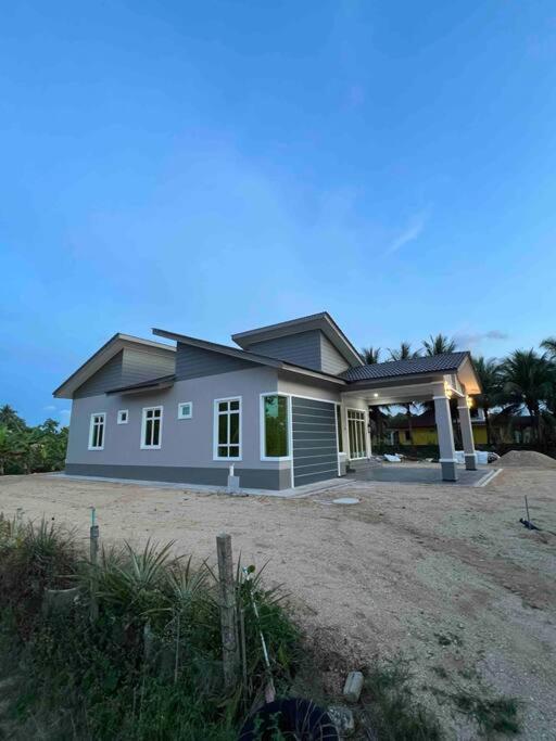 Majestic Homestay - ปาเซร์ปูเตะห์ ภายนอก รูปภาพ