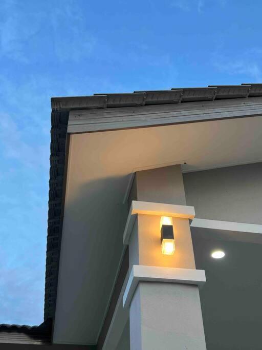 Majestic Homestay - ปาเซร์ปูเตะห์ ภายนอก รูปภาพ