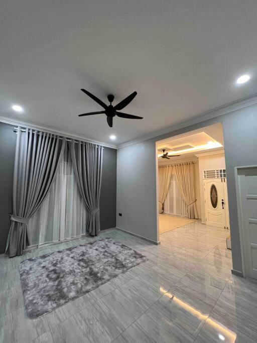 Majestic Homestay - ปาเซร์ปูเตะห์ ภายนอก รูปภาพ